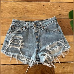 EUC DISTRESSED LEVIS DENIM SHORTS